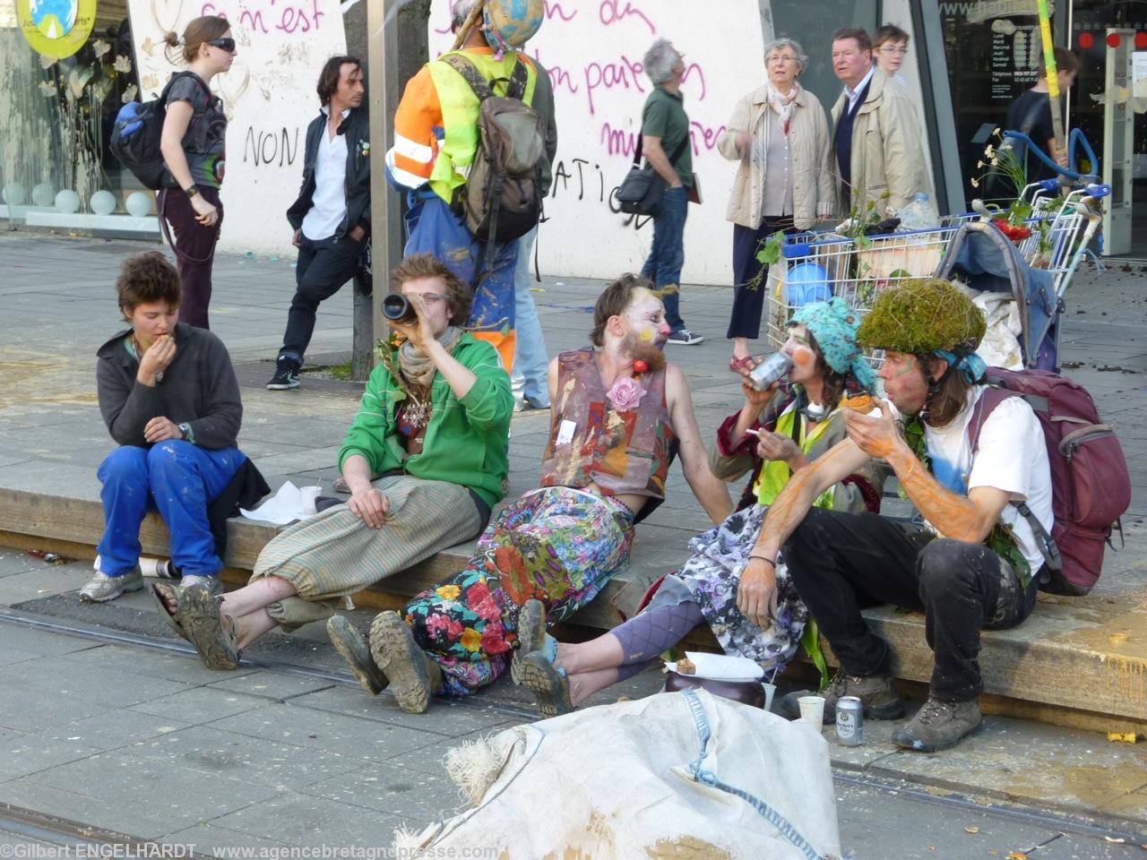 Une mobilisation surtout jeune et festive. Une mobilisation surtout jeune et festive.