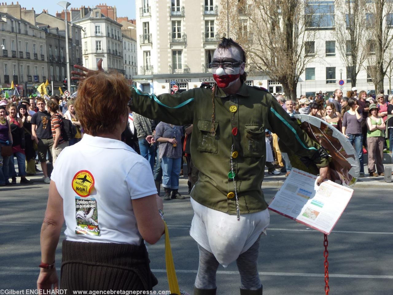Des militants écologistes et altermondialistes réinventent une festimanif anti-aéroportuaire Des militants écologistes et altermondialistes réinventent une festimanif anti-aéroportuaire