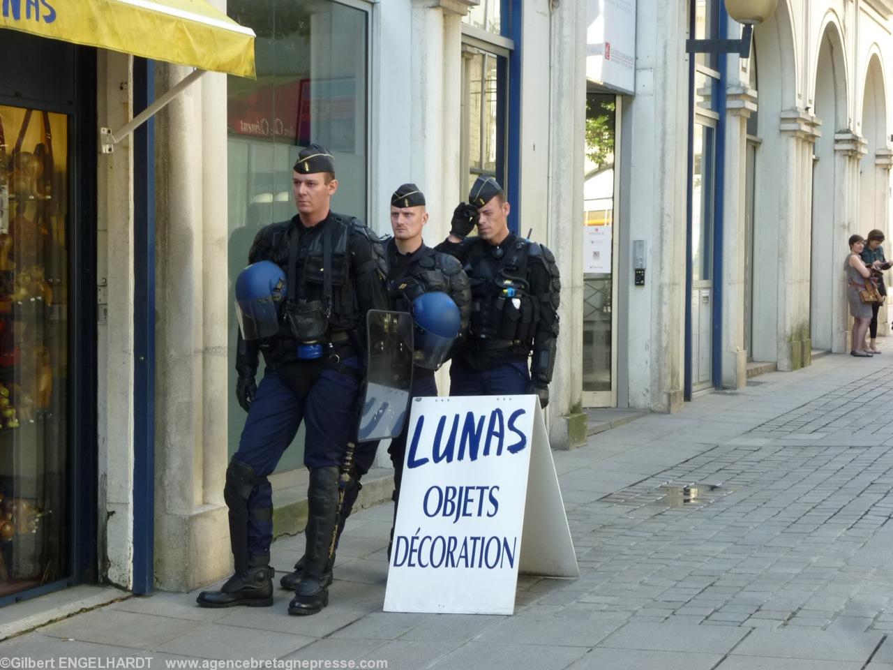 Un peu partout dans Nantes des policiers aux aguets Un peu partout dans Nantes des policiers aux aguets