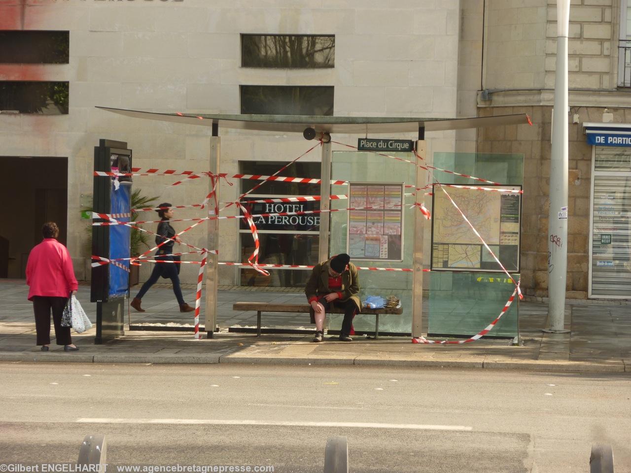 Un quai de tram saccagé