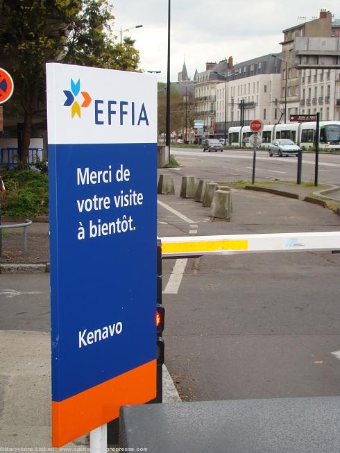 Du breton timidement à la sortie du parking autos en plein air gare nord de Nantes. Au fond le château des ducs de Bretagne.