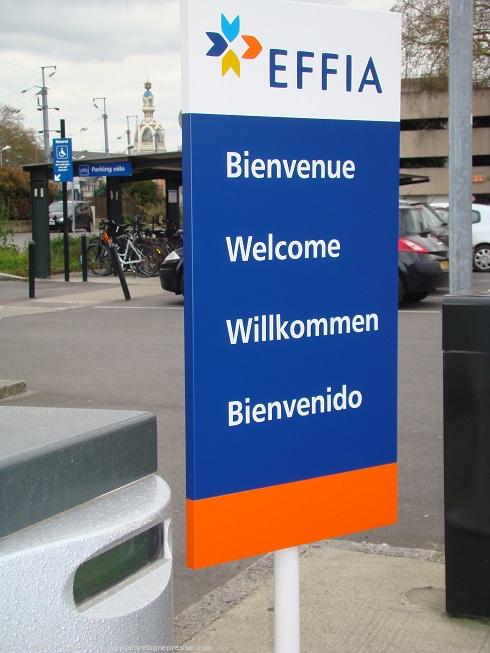 S\'il y a du breton à la sortie il a été <b>oublié à l\'entrée</b> du parking autos en plein air gare nord de Nantes. Au fond la tour Lu ; le petit parking à vélos couvert et une partie du grand parking autos couvert.