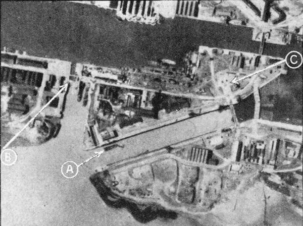 Les docks de Saint-Nazaire photo prise par un avion de reconnaissance <b>APRÈS</b> l\'opération. (A) la porte sud détruite par l\'explosion du <i>Campbeltown</i> et la cale-sèche inondée. (B) les dégâts occasionnés par le MTB 74 sur l\'ancienne entrée du bassin de Saint-Nazaire.