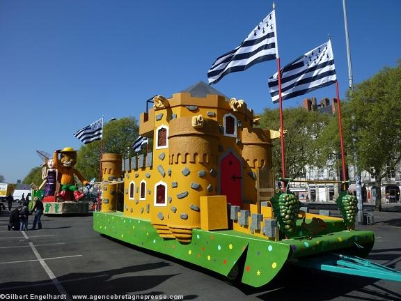 Carnaval de Nantes 2012. Préparation des chars le matin place de la Petite Hollande. Carnaval de Nantes 2012. Préparation des chars le matin place de la Petite Hollande.