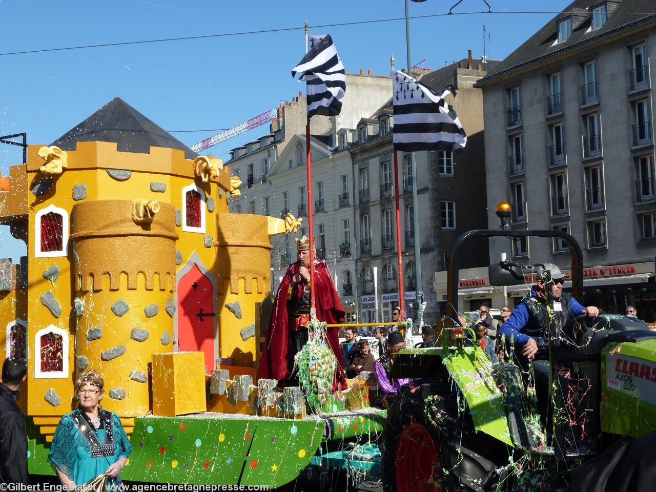 Carnaval de Nantes 2012. Le roi ou peut-être un duc s\'adresse à ses sujets avec une bonhommie bienveillante. Carnaval de Nantes 2012. Le roi ou peut-être un duc s\'adresse à ses sujets avec une bonhommie bienveillante.