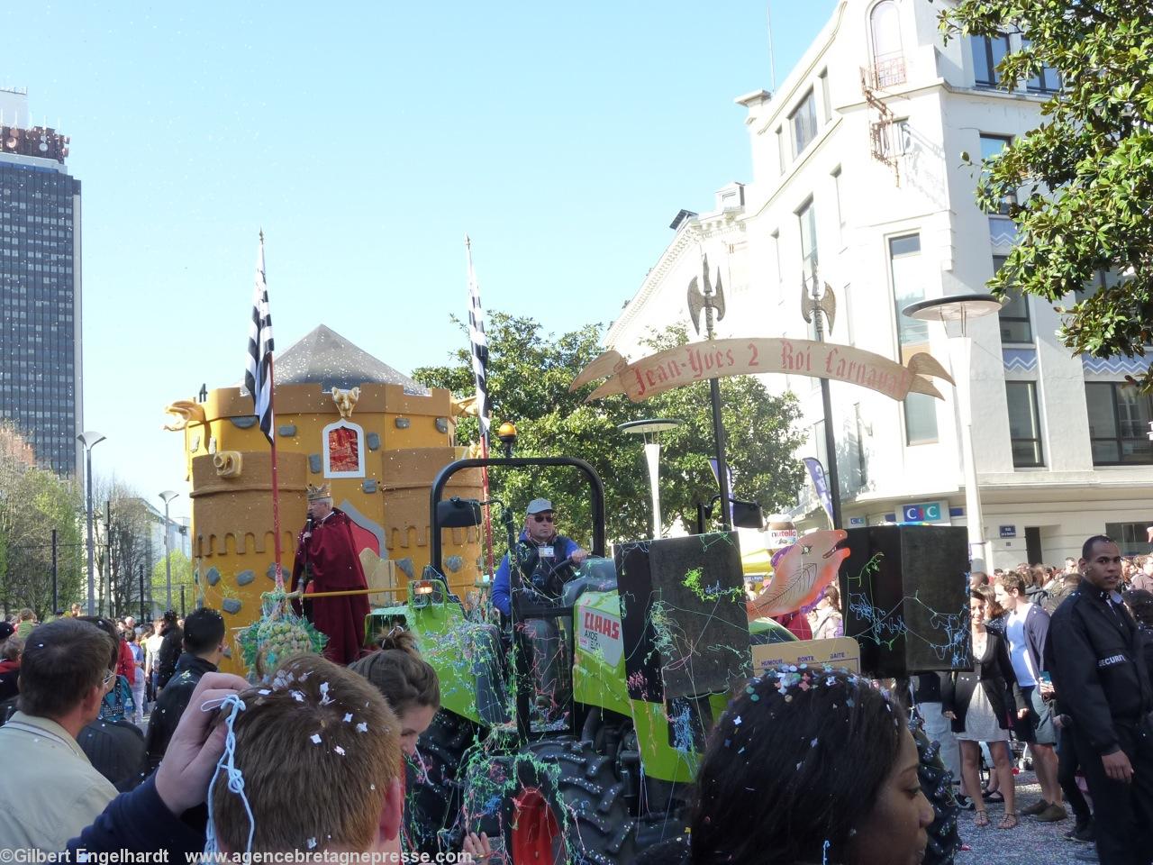 Carnaval de Nantes 2012. Sur la gauche la Tour de Bretagne. Carnaval de Nantes 2012. Sur la gauche la Tour de Bretagne.