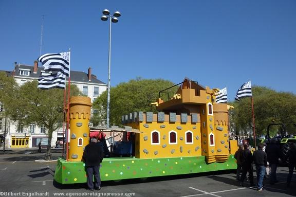 Carnaval de Nantes 2012. Préparation des chars le matin place de la Petite Hollande. Carnaval de Nantes 2012. Préparation des chars le matin place de la Petite Hollande.