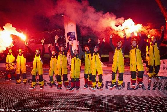 Souvenir de l\'arrivée à Brest de Loïck Peyron et son équipage.