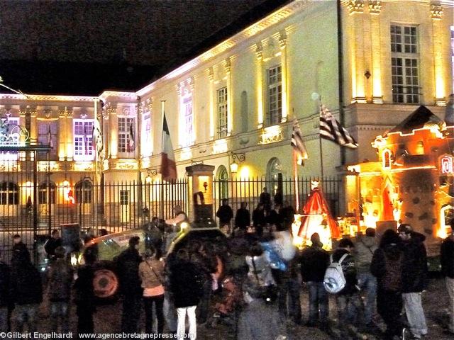 Carnaval de Nantes 2012. Devant la mairie de Nantes en cours de parcours. Samedi 7 avril au soir. Carnaval de Nantes 2012. Devant la mairie de Nantes en cours de parcours. Samedi 7 avril au soir.
