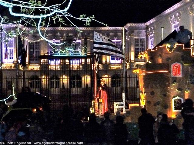 Carnaval de Nantes 2012. Devant la mairie de Nantes en cours de parcours. Samedi 7 avril au soir. Carnaval de Nantes 2012. Devant la mairie de Nantes en cours de parcours. Samedi 7 avril au soir.