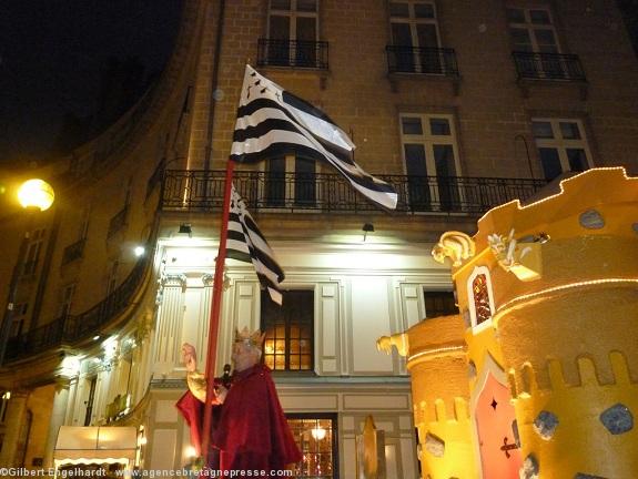 Carnaval de Nantes 2012. Samedi 7 avril au soir. Avant le passage devant la mairie. Carnaval de Nantes 2012. Samedi 7 avril au soir. Avant le passage devant la mairie.