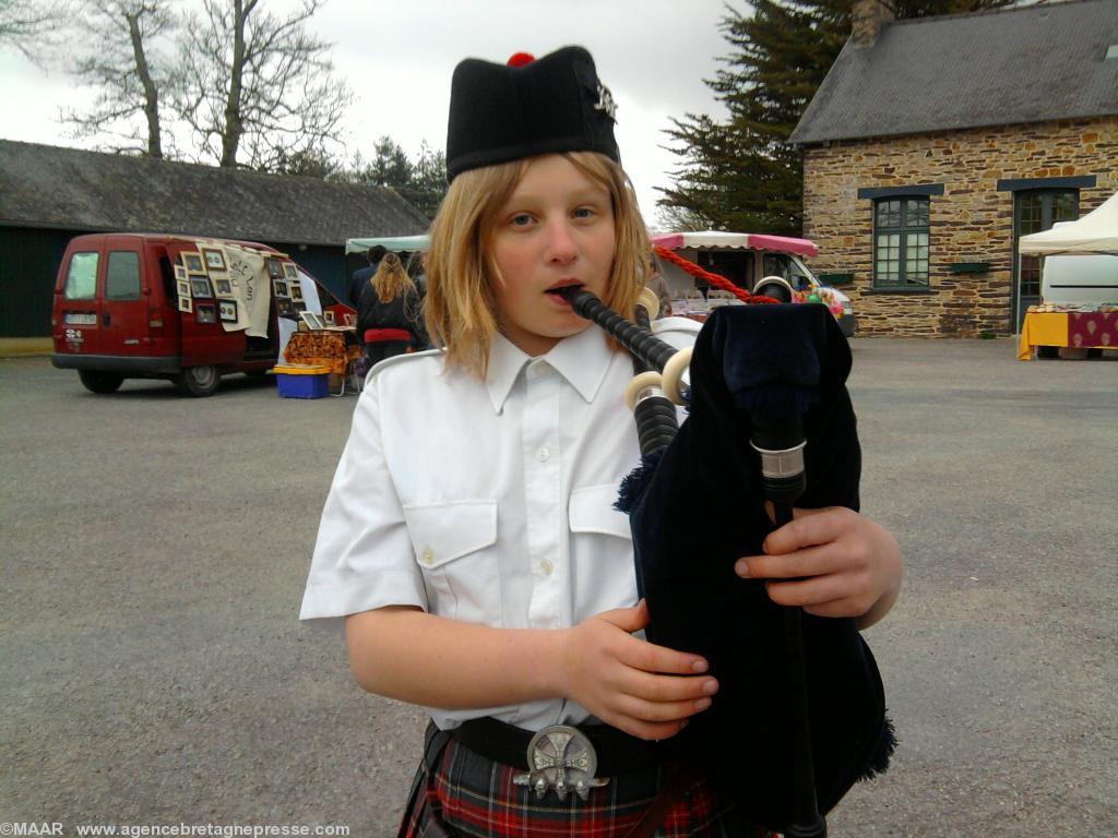 Solen jouant de la cornemuse Solen jouant de la cornemuse