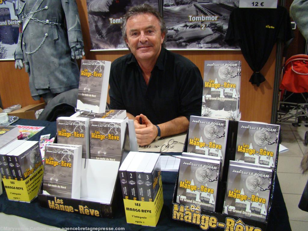 Jean-Luc Le Pogam au salon du livre de Karaes/Carhaix 2010 est président du premier salon du livre de Sarzhav/Sarzeau.