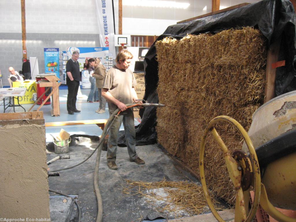 Projection terre sur paille.