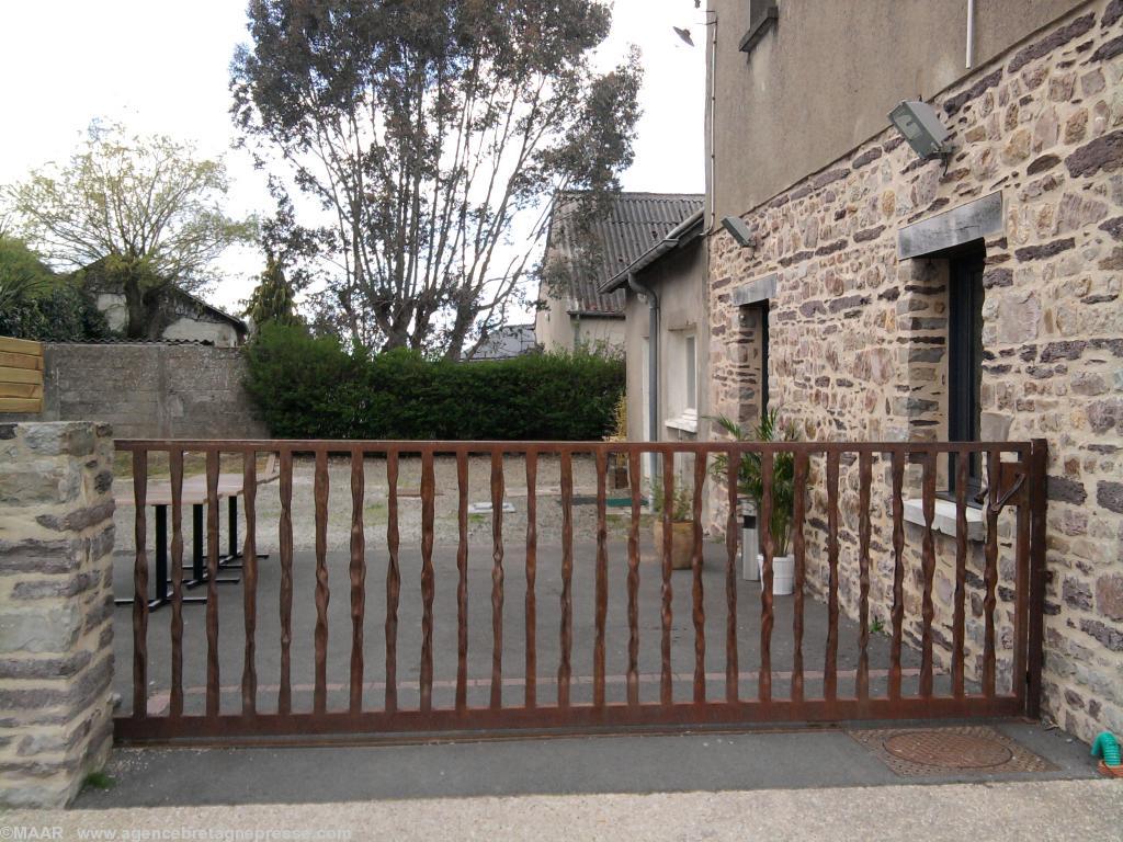 Portail de la taverne fermant la terrasse privée