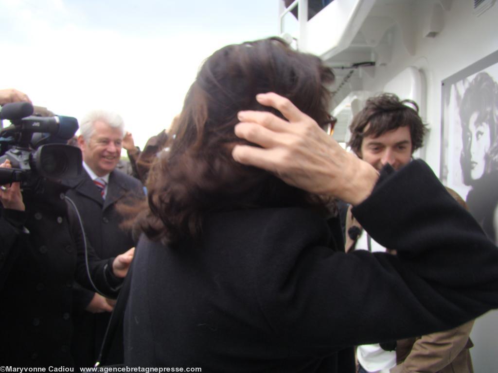 Un geste d'Anouk Aimée que l'on connaît bien. Il y avait du vent et il faisait froid. Un geste d'Anouk Aimée que l'on connaît bien. Il y avait du vent et il faisait froid.