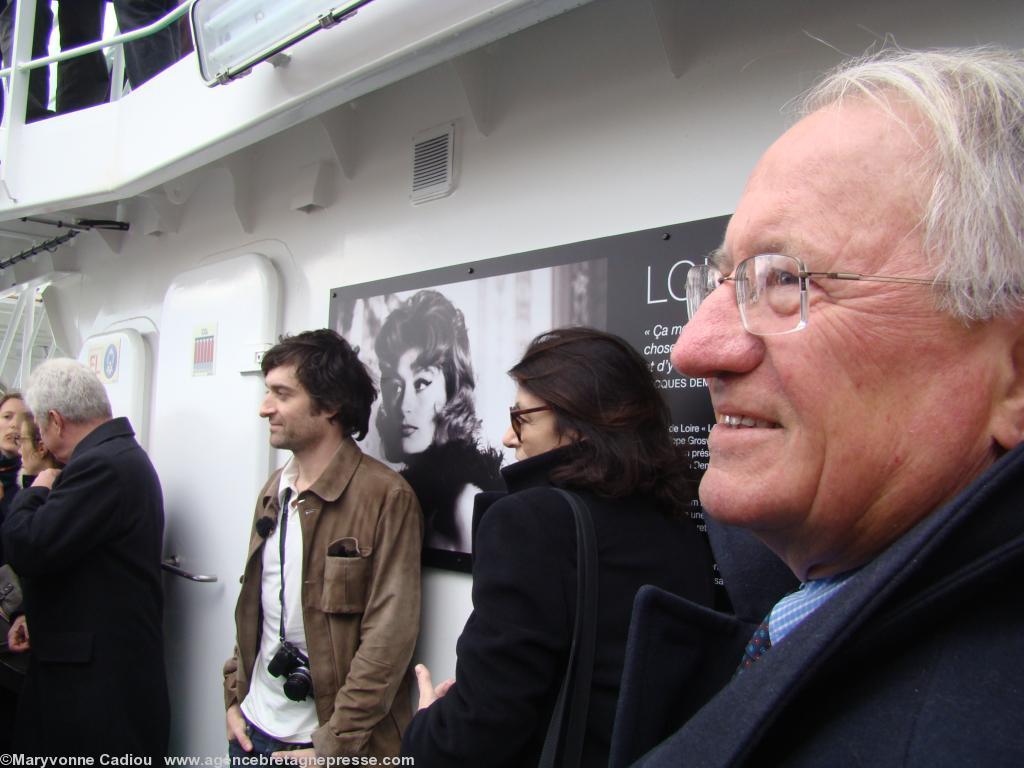 Applaudissements et photos. Au premier plan Patrick Mareschal. Son idée est enfin réalisée. Applaudissements et photos. Au premier plan Patrick Mareschal. Son idée est enfin réalisée.