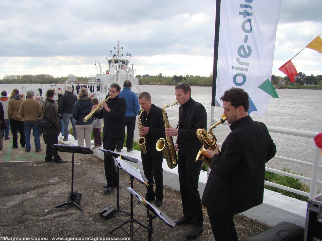 Retour sur "Avant". Le groupe <i>Saxez l'Air</i> joue pour le public côté Couëron. Retour sur "Avant". Le groupe <i>Saxez l'Air</i> joue pour le public côté Couëron.