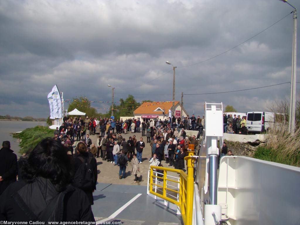 Retour sur "Avant". Côté Couëron un rayon de soleil sous le ciel menaçant. Non il ne pleuvra pas. Retour sur "Avant". Côté Couëron un rayon de soleil sous le ciel menaçant. Non il ne pleuvra pas.