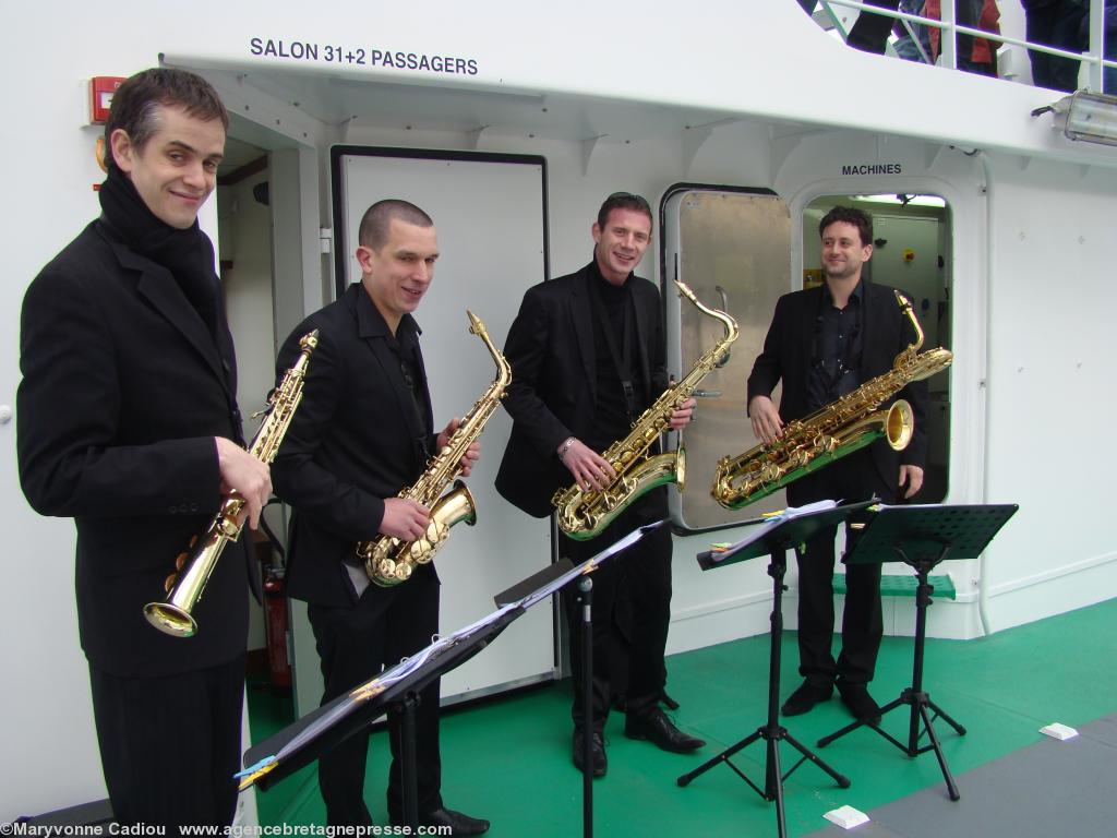 Retour sur "Avant". Le groupe <b><i>Saxez l'Air</i></b> est à poste pour recevoir les invités en musique. <i>Tea for Two</i> et du <i>ragtime</i> au répertoire. Retour sur "Avant". Le groupe <b><i>Saxez l'Air</i></b> est à poste pour recevoir les invités en musique. <i>Tea for Two</i> et du <i>ragtime</i> au répertoire.