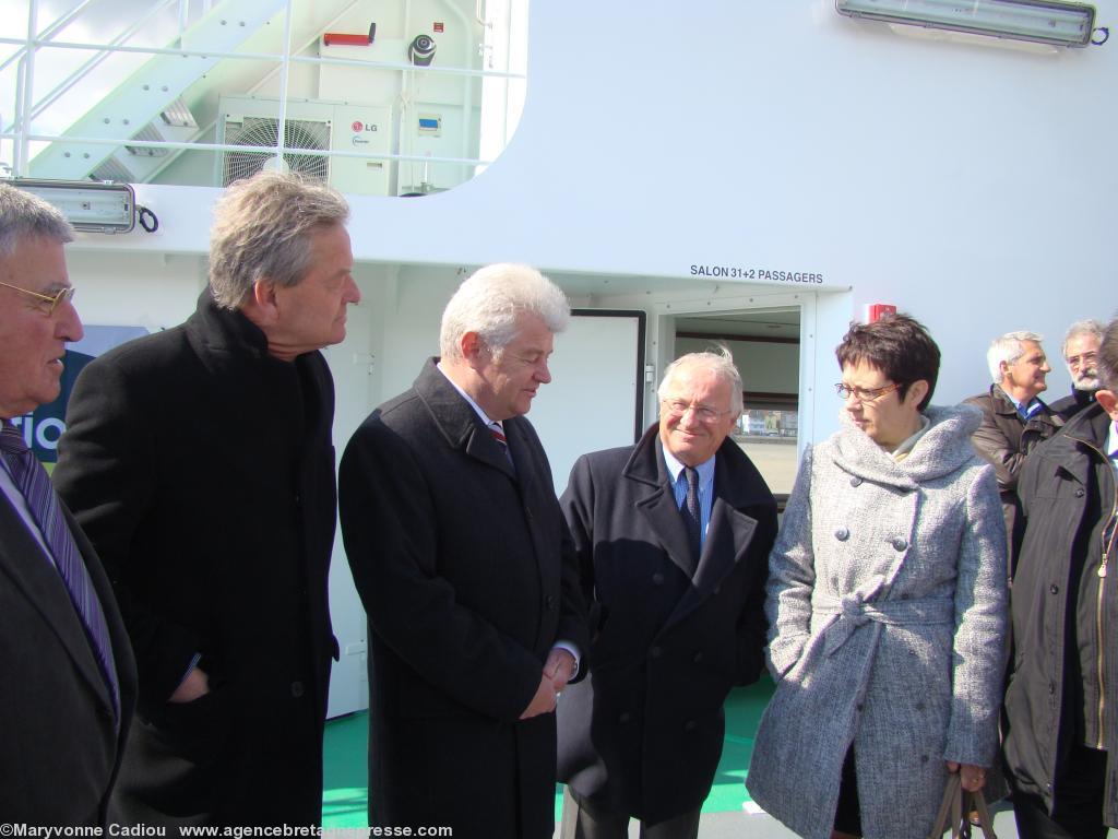 Retour sur "Avant". De g. à dr. Daniel Morrisson ; Jean-Pierre Fougerat ; Philippe Grosvalet ; Patrick Mareschal ; Valérie Demangeau.
Retour sur "Avant". De g. à dr. Daniel Morrisson ; Jean-Pierre Fougerat ; Philippe Grosvalet ; Patrick Mareschal ; Valérie Demangeau.