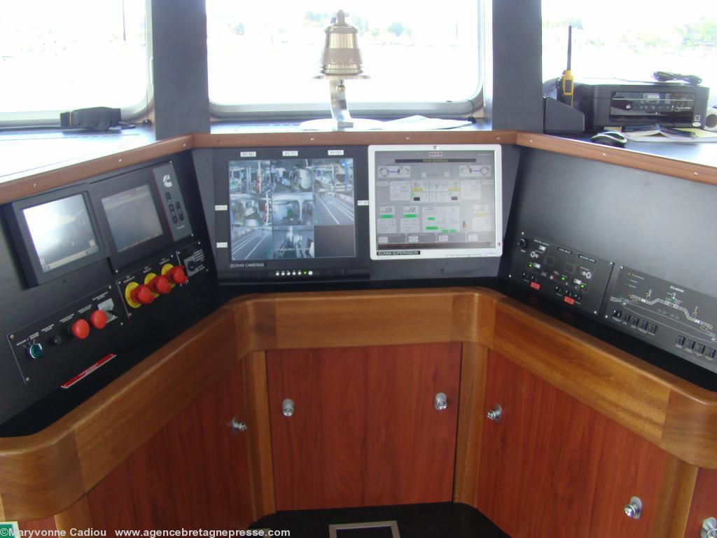 À la passerelle les tableaux de contrôle côté tribord. À la passerelle les tableaux de contrôle côté tribord.