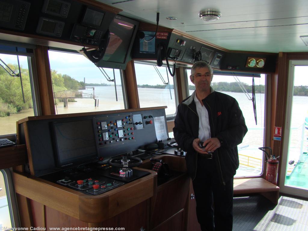 Le capitaine Philippe Roussel devant le pupitre côté bâbord avec vue sur le pont. Le capitaine Philippe Roussel devant le pupitre côté bâbord avec vue sur le pont.