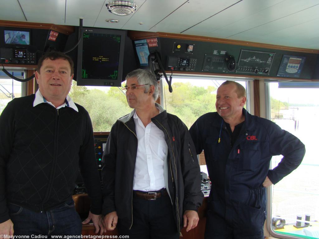 À la passerelle de g. à dr. Louis Loussouarn chef mécanicien en congé ce jour. Il a tenu à être de la première traversée ! Puis le capitaine et le chef mécanicien en service : Jean-Luc Fauré. À la passerelle de g. à dr. Louis Loussouarn chef mécanicien en congé ce jour. Il a tenu à être de la première traversée ! Puis le capitaine et le chef mécanicien en service : Jean-Luc Fauré.