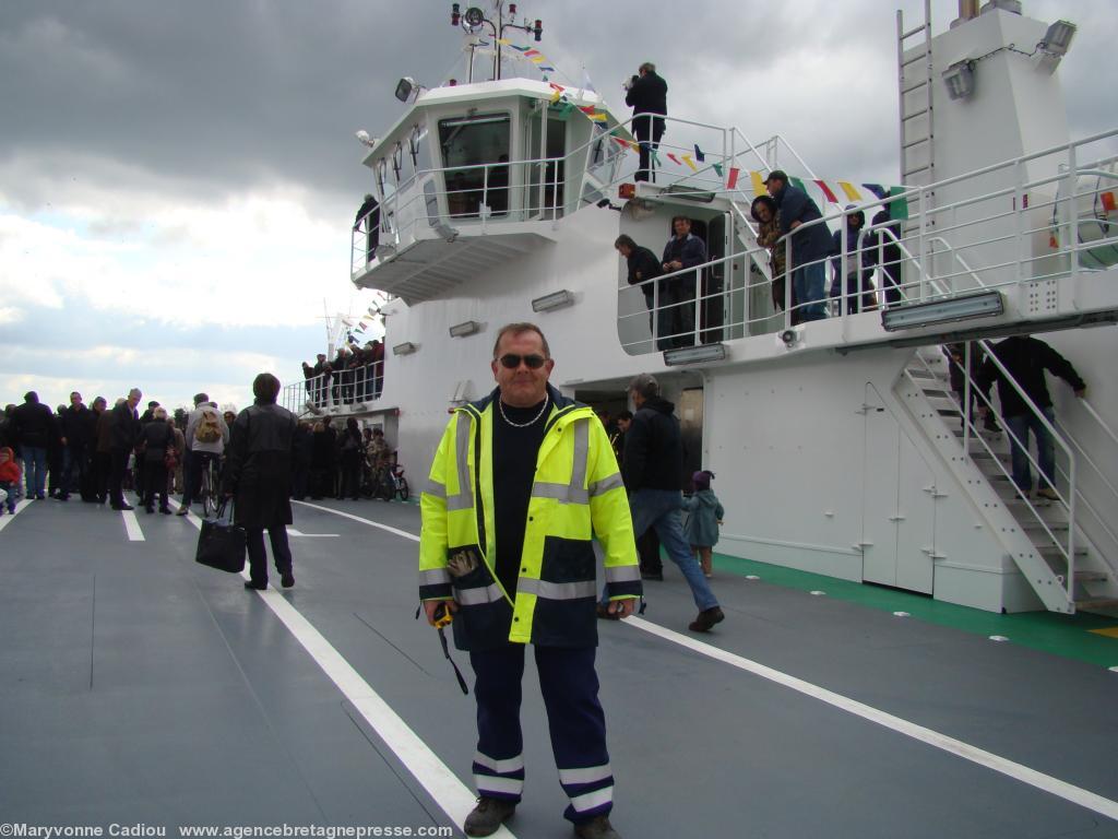Sur le pont le matelot Pascal Brégère veille à la bonne répartition des voitures et camions et à la sécurité des passagers. La première traversée était réservée aux piétons. Sur le pont le matelot Pascal Brégère veille à la bonne répartition des voitures et camions et à la sécurité des passagers. La première traversée était réservée aux piétons.