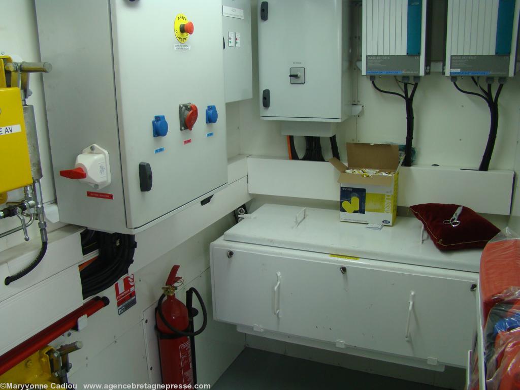 En route pour la salle des machines. Visite aimablement proposée par Louis Loussouarn. <i>En bas vous trouverez des bouchons d'oreilles</i> (ou voulait-il dire un casque anti-bruit ?). En route pour la salle des machines. Visite aimablement proposée par Louis Loussouarn. <i>En bas vous trouverez des bouchons d'oreilles</i> (ou voulait-il dire un casque anti-bruit ?).