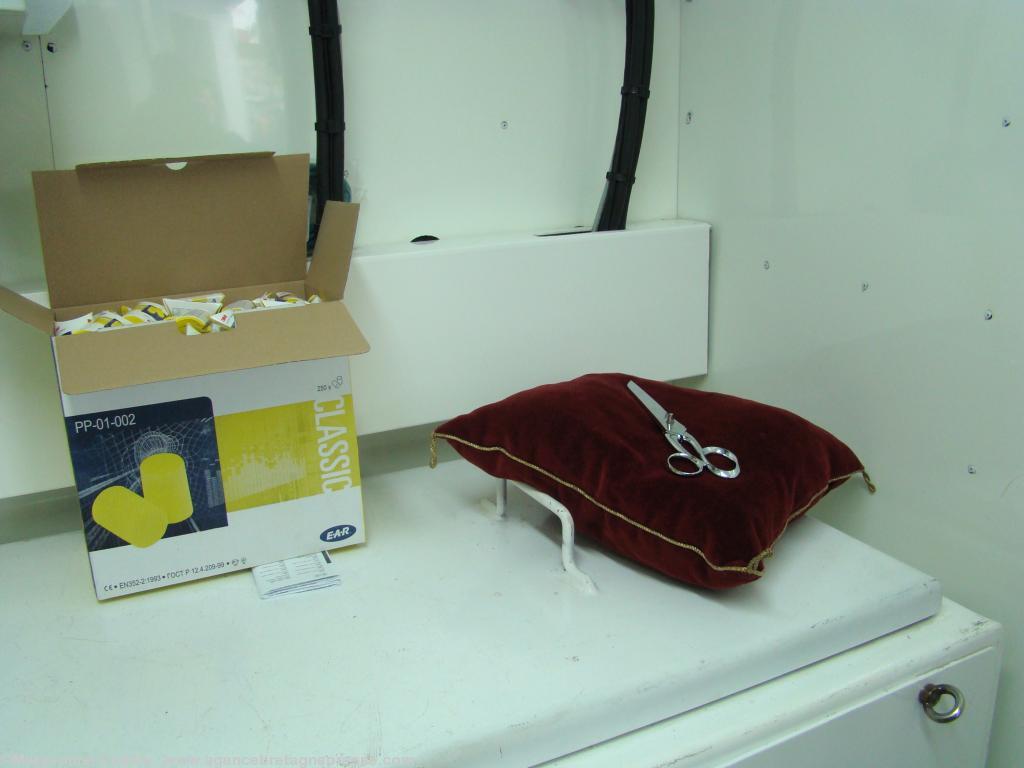 Tiens les ciseaux sont ici ! En attente... Tiens les ciseaux sont ici ! En attente...