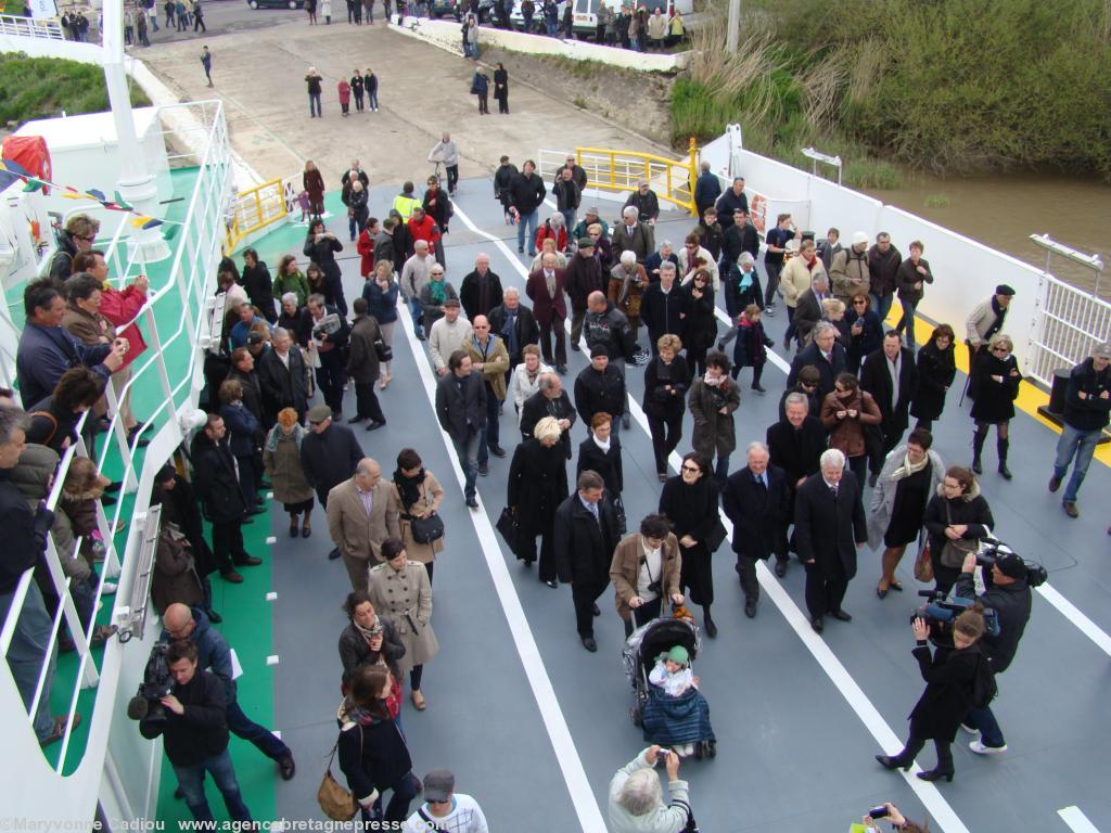 Les invités d’honneur arrivent à bord. On reconnaît au centre Mathieu Demy avec sa petite fille dans la poussette ; Anouk Aimée ; Patrick Mareschal ; Philippe Grosvalet. Les invités d’honneur arrivent à bord. On reconnaît au centre Mathieu Demy avec sa petite fille dans la poussette ; Anouk Aimée ; Patrick Mareschal ; Philippe Grosvalet.
