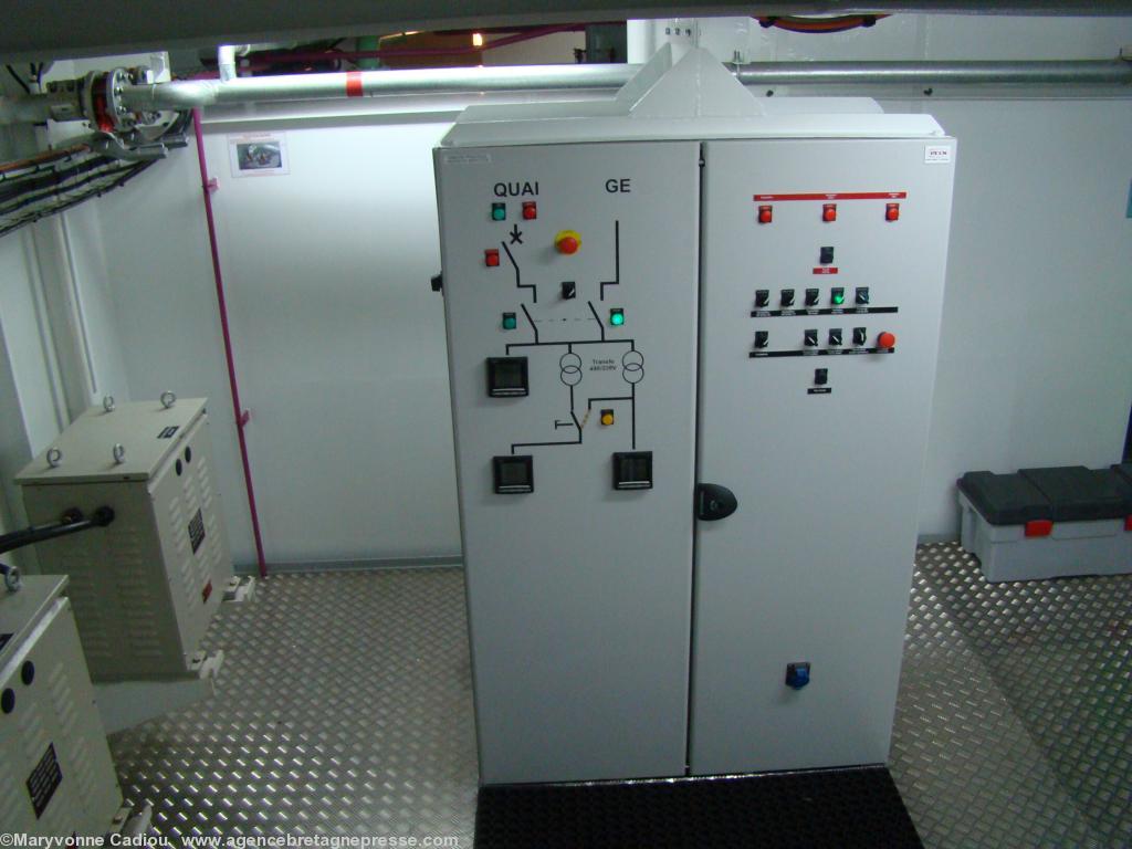 Nous ne nommerons pas les différents mobiliers ni machines - le personnel étant très demandé. Nous ne nommerons pas les différents mobiliers ni machines - le personnel étant très demandé.