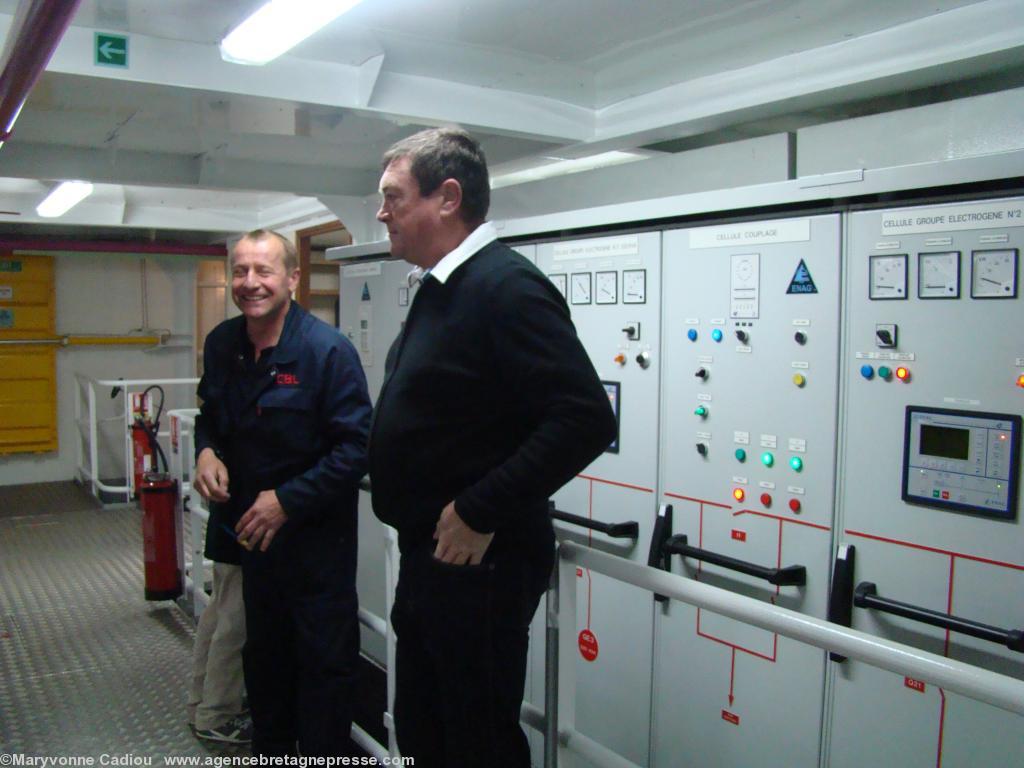 Les deux chefs mécaniciens Jean-Luc Fauré et Louis Loussouarn accueillent le public dans leur domaine ! Les deux chefs mécaniciens Jean-Luc Fauré et Louis Loussouarn accueillent le public dans leur domaine !