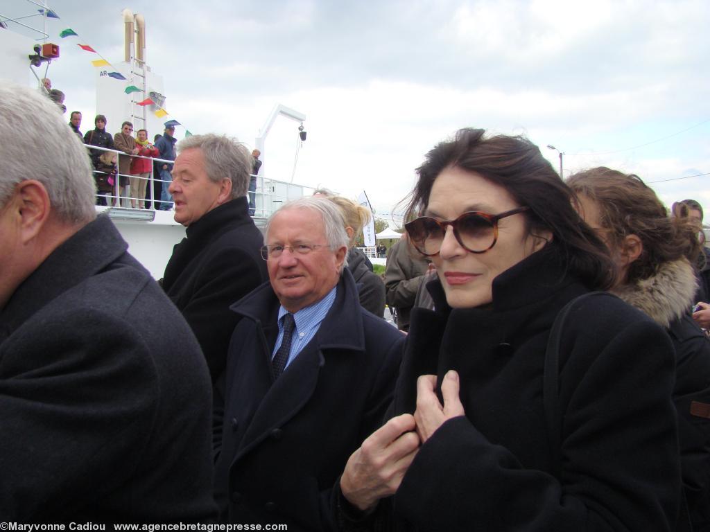 Patrick Mareschal et Anouk Aimée embarquent avec Jean-Pierre Fougerat à gauche. Patrick Mareschal et Anouk Aimée embarquent avec Jean-Pierre Fougerat à gauche.