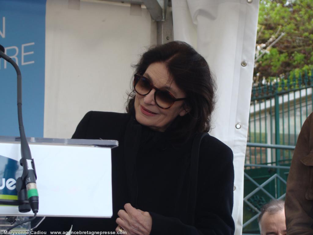 Anouk Aimée (video 2) puis Mathieu (video 1) vont à leur tour s'adresser au public dans le vent et le froid... Anouk Aimée (video 2) puis Mathieu (video 1) vont à leur tour s'adresser au public dans le vent et le froid...