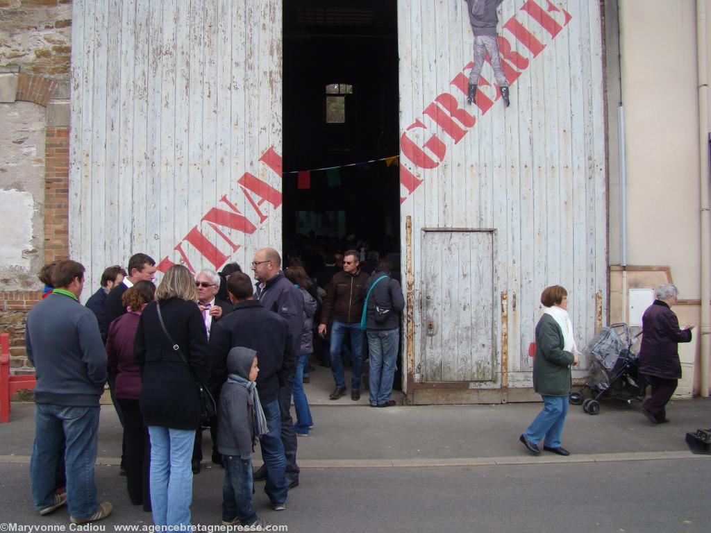 La Vinaigrerie est pleine de monde pour le verre de muscadet de l'amitié. La Vinaigrerie est pleine de monde pour le verre de muscadet de l'amitié.