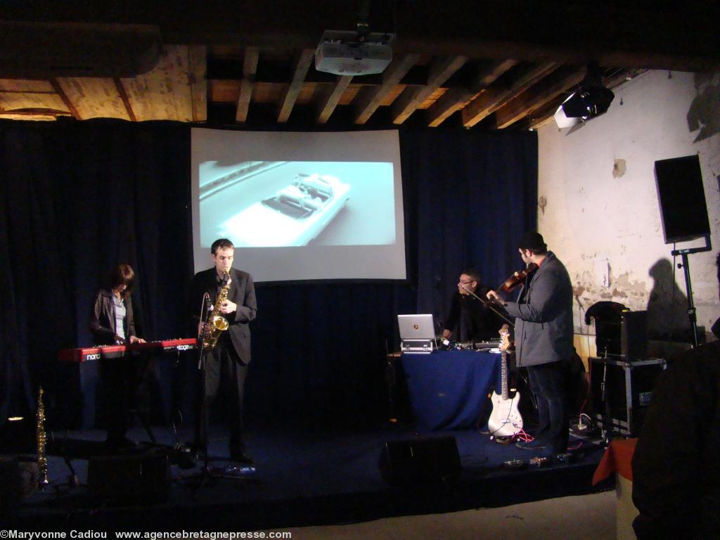 Le groupe <i><b>Raymon Lazer Trio</b></i> joue sur des images du film <i>Lola</i>. Le groupe <i><b>Raymon Lazer Trio</b></i> joue sur des images du film <i>Lola</i>.