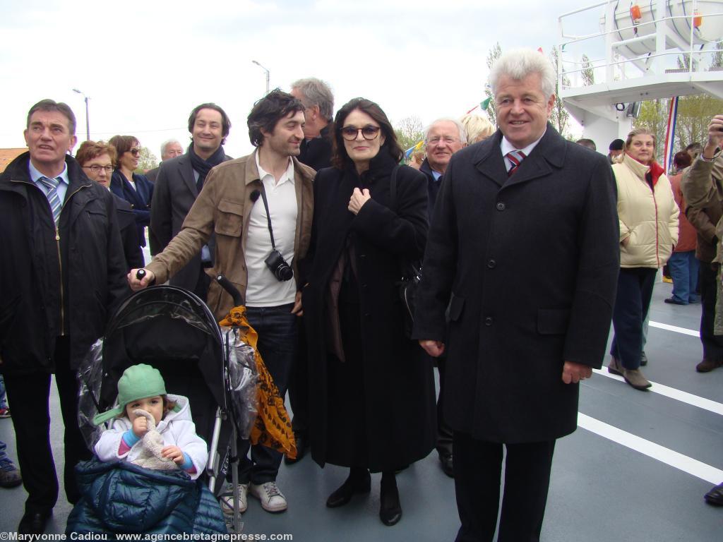 Temps de pause des invités demandé par les photographes. À gauche Yves Daniel vice-président du Conseil général délégué aux transports. Temps de pause des invités demandé par les photographes. À gauche Yves Daniel vice-président du Conseil général délégué aux transports.