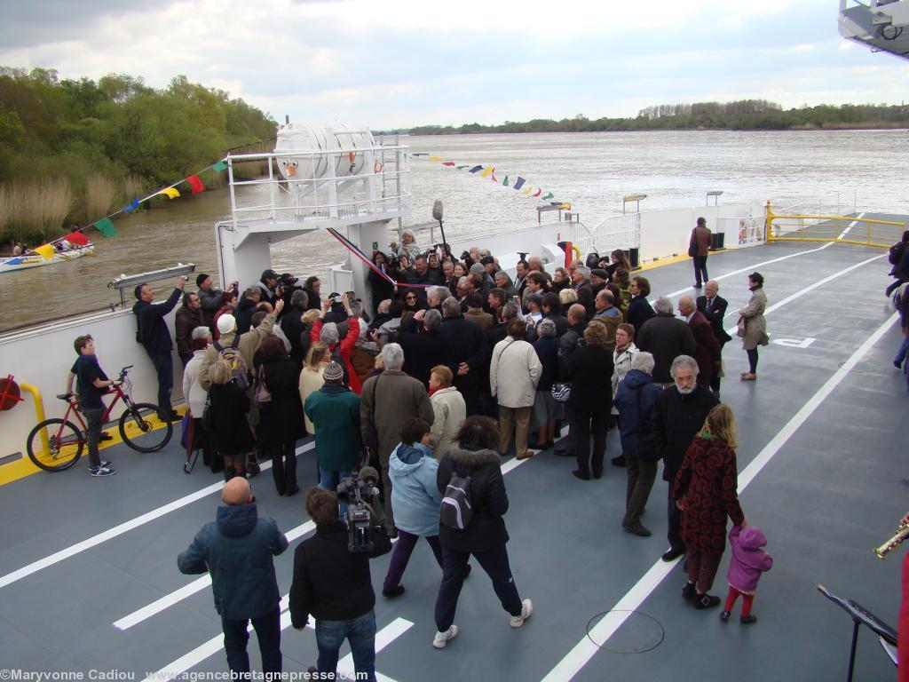 Le ruban et la bouteille du baptême c’est bientôt. Le ruban et la bouteille du baptême c’est bientôt.