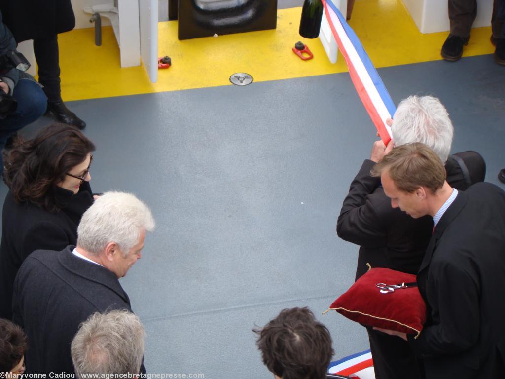 Les ciseaux sont apportés ; le ruban tendu. Les ciseaux sont apportés ; le ruban tendu.