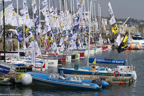 Les quais de Concarneau en effervescence à l\'occasion du départ de la Transat AG2R La Mondiale.