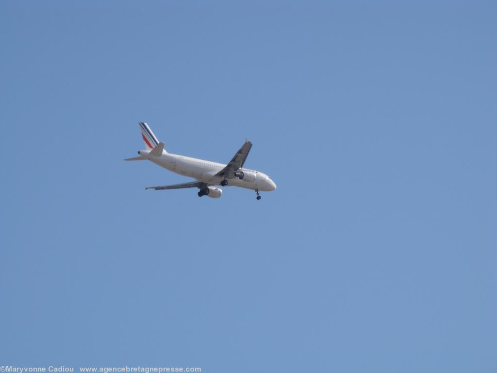 Hier 19 avril par très beau temps encore deux avions au moins ont survolé Nantes. La météo ne le justifiait pas. Ici 16 h 52.