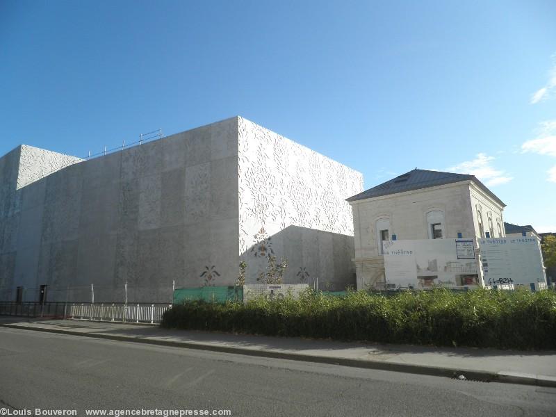 Le théâtre neuf : on voit à peine la façade de l\'ancienne gare !