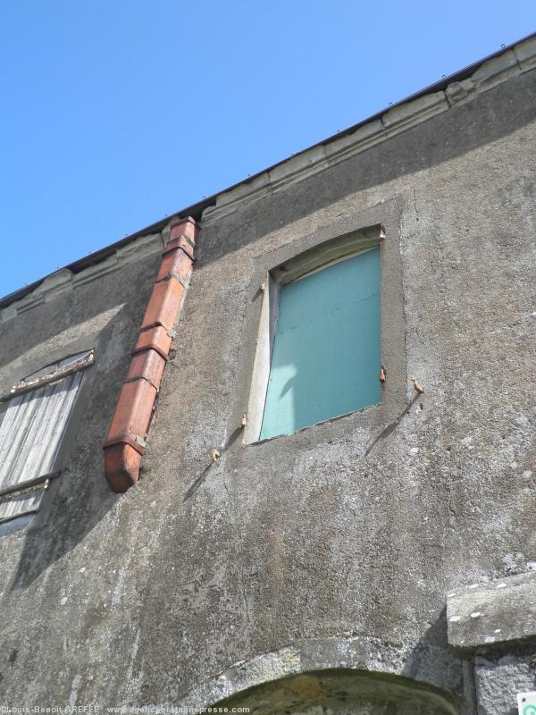 L\'extérieur défiguré par le crépi et les cheminées extérieures L\'extérieur défiguré par le crépi et les cheminées extérieures