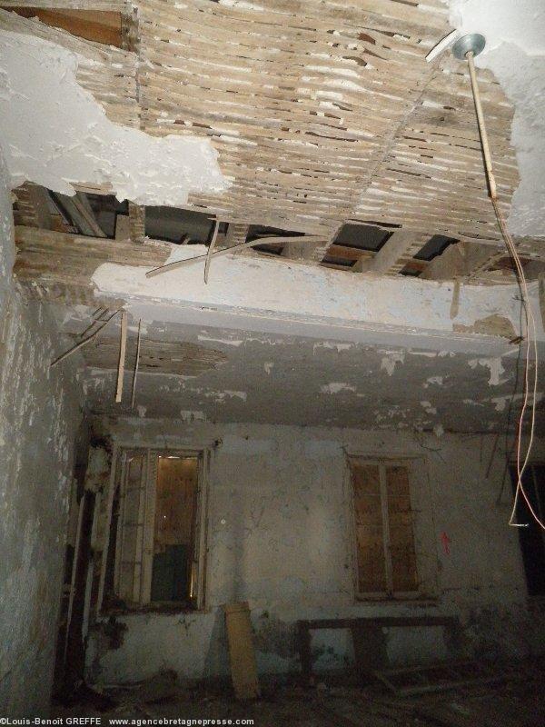 Tous les planchers plafonds cloisons sont à refaire. Tous les planchers plafonds cloisons sont à refaire.