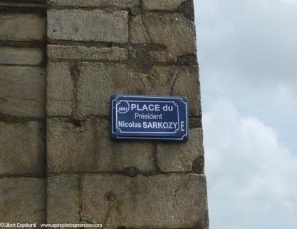 La plaque au nouveau nom de la Place de la Petite Hollande à Nantes.