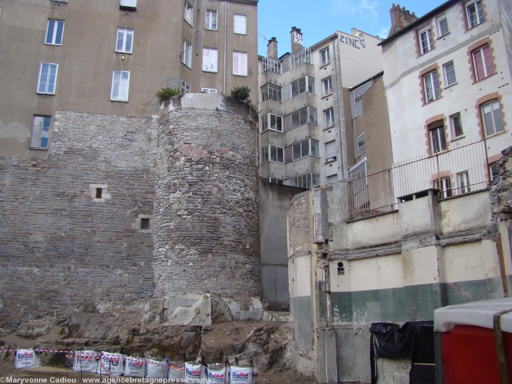 Nantes. Visites guidées du site archéologique tour du Haut-Pas et porte Sauvetout. Photo du 19 avril 2012. Remarquer le balcon planté sur la tour... Nantes. Visites guidées du site archéologique tour du Haut-Pas et porte Sauvetout. Photo du 19 avril 2012. Remarquer le balcon planté sur la tour...