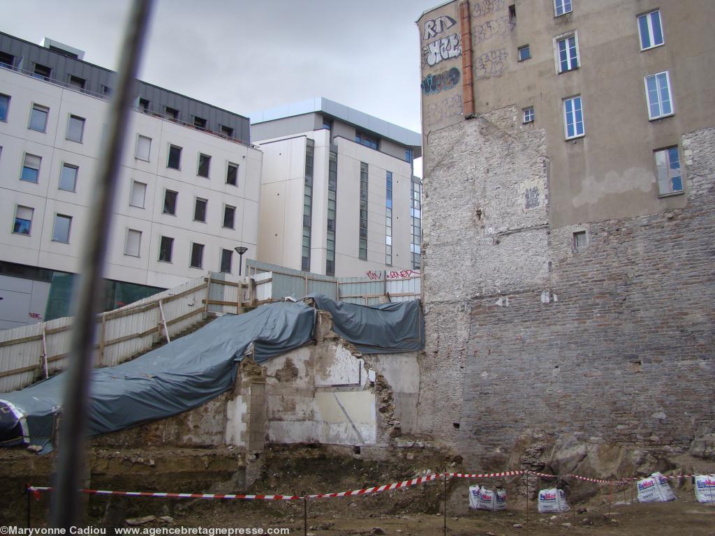 Nantes. Visites guidées du site archéologique tour du Haut-Pas et porte Sauvetout. Photo du 19 avril 2012. La partie gauche du chantier de fouilles. Nantes. Visites guidées du site archéologique tour du Haut-Pas et porte Sauvetout. Photo du 19 avril 2012. La partie gauche du chantier de fouilles.