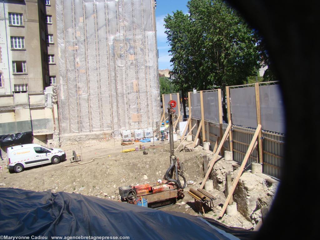 Nantes. Visites guidées du site archéologique tour du Haut-Pas et porte Sauvetout. Deux trous sont pratiqués dans la palissade le long de l\'escalier (voir photo 1). On aperçoit des restes de murailles sous le trottoir du Cours. Photo du 3 mai. Nantes. Visites guidées du site archéologique tour du Haut-Pas et porte Sauvetout. Deux trous sont pratiqués dans la palissade le long de l\'escalier (voir photo 1). On aperçoit des restes de murailles sous le trottoir du Cours. Photo du 3 mai.